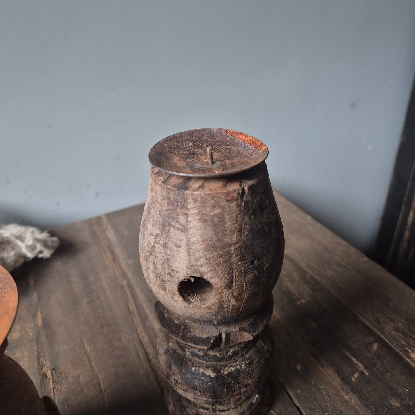 Oud houten kandelaar nr. 41 (rechts)