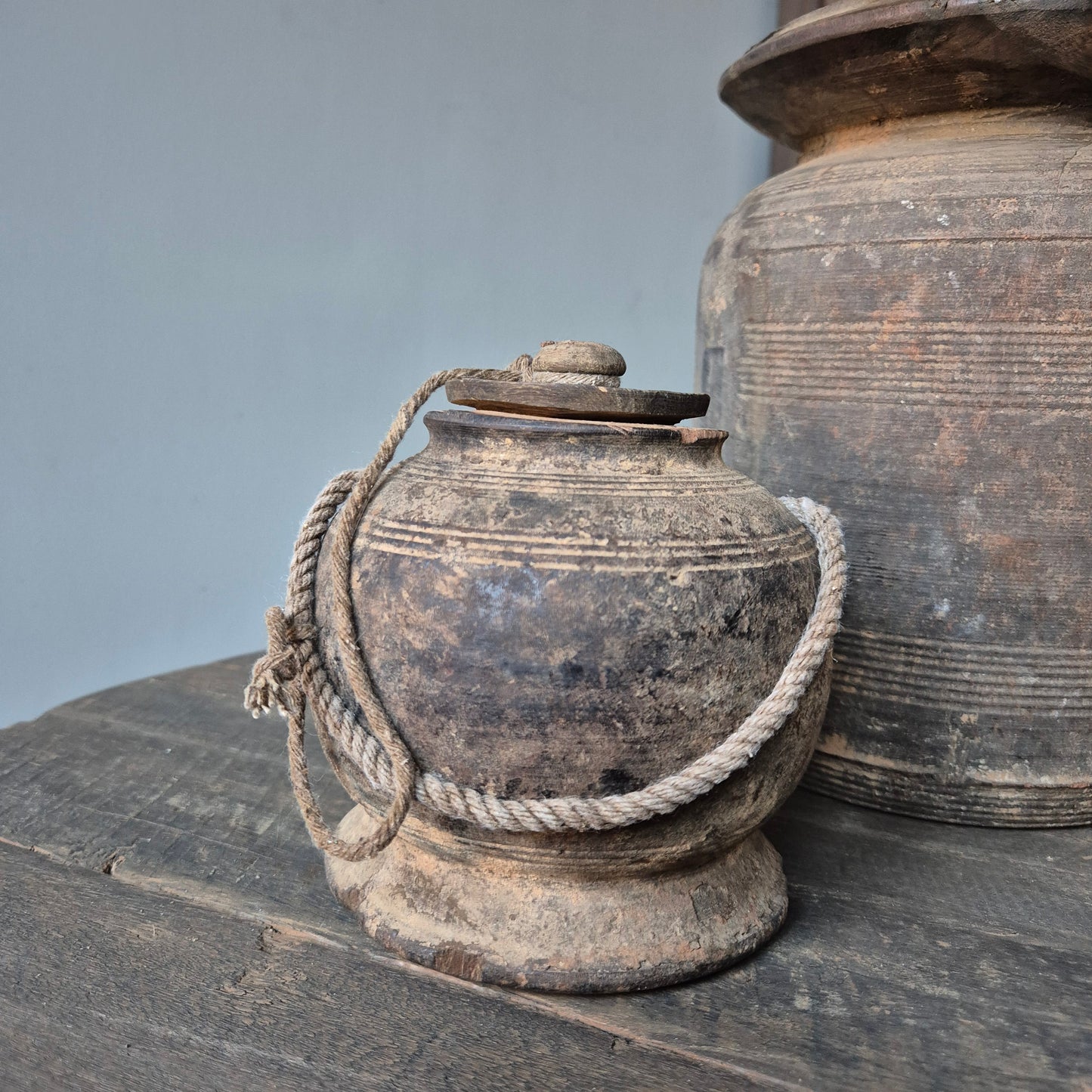 Oud houten kruik met deksel nr. 113 (links)