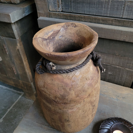 Oud houten nepalese kruik aan touw nr. 3