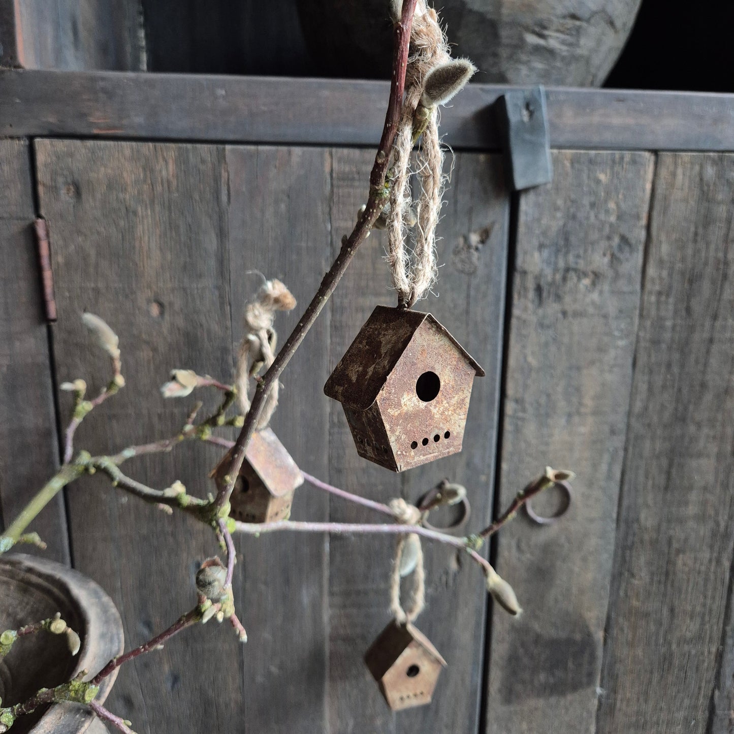 Huisje hanger aan touw roest