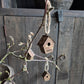 Huisje hanger aan touw roest