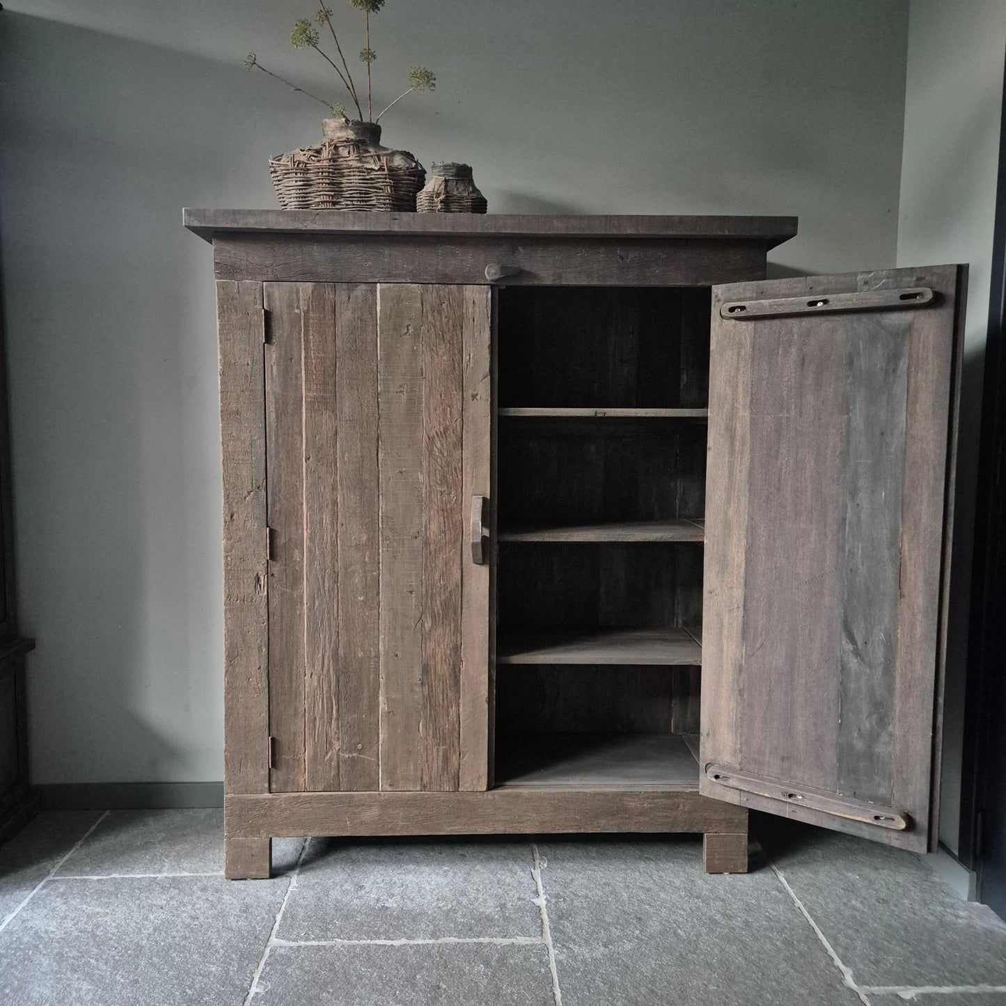 Landelijke meidenkast | schuifslot | Besa Driftwood