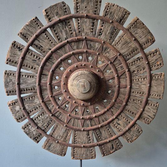 Uniek oud houten spinnewiel op statief nr. 3