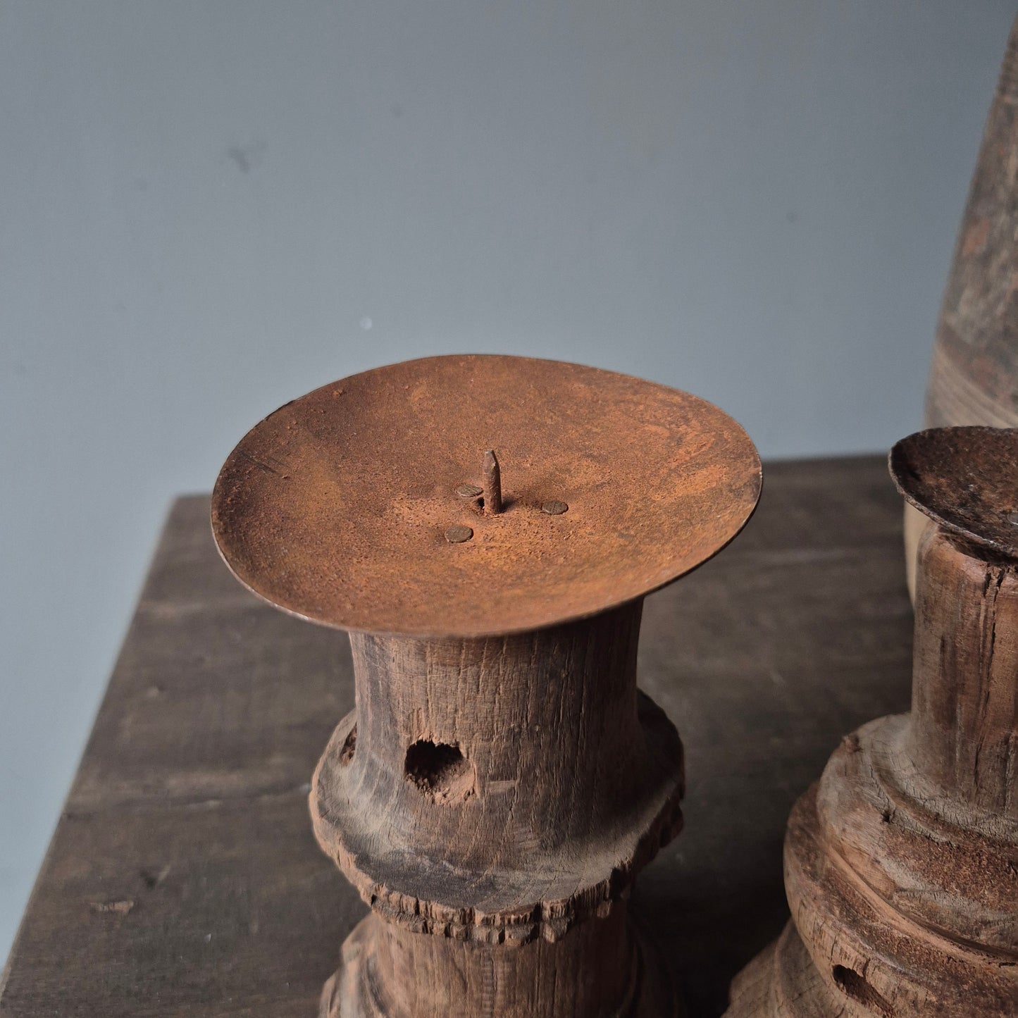 Oud houten kandelaar nr. 31 (links)