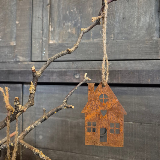 Huisje hanger aan touw hart roest