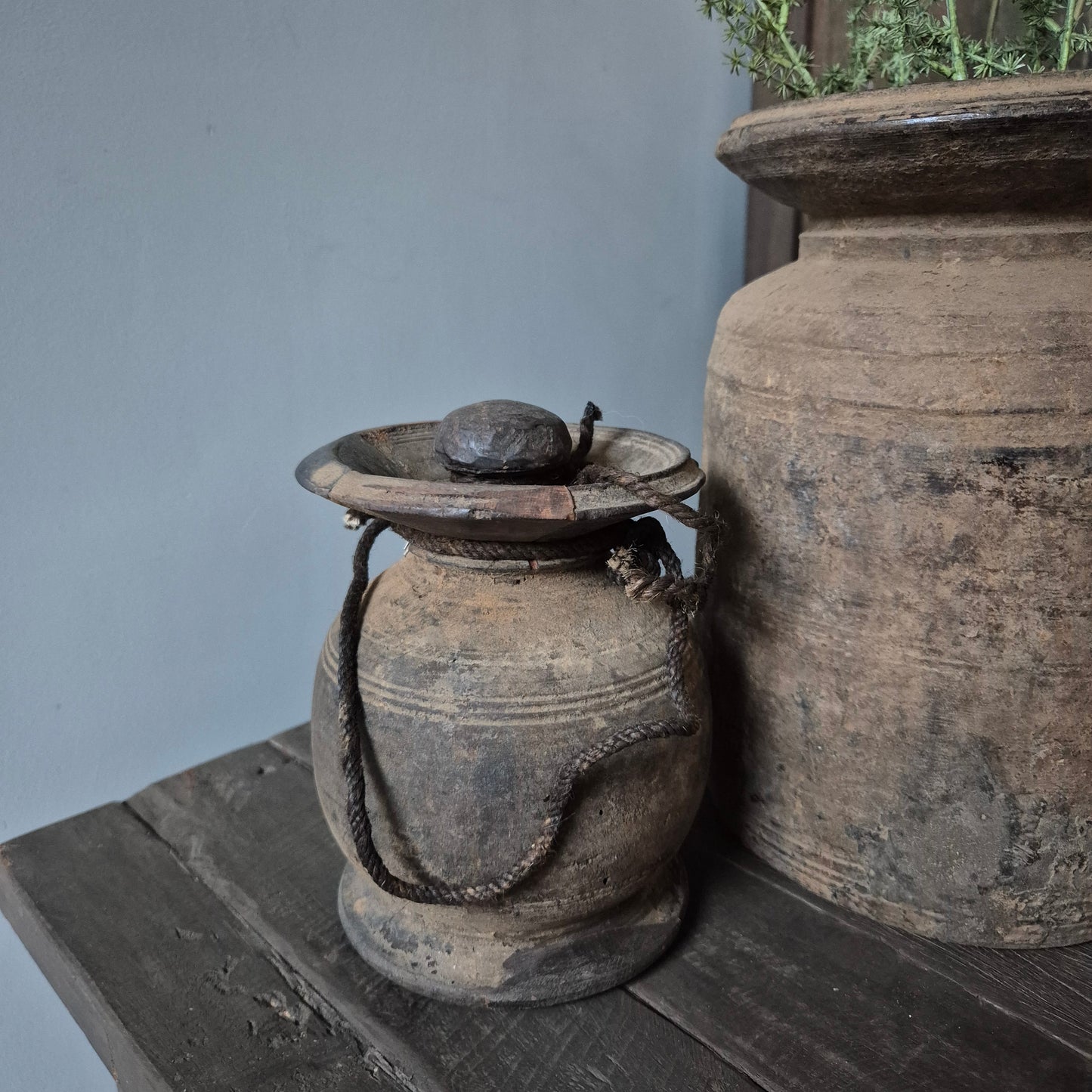 Oud houten kruik met deksel nr. 131 (links)