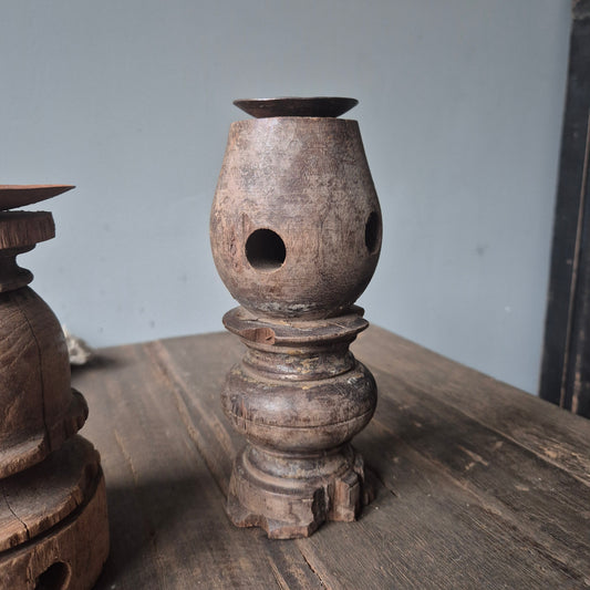 Oud houten kandelaar nr. 41 (rechts)