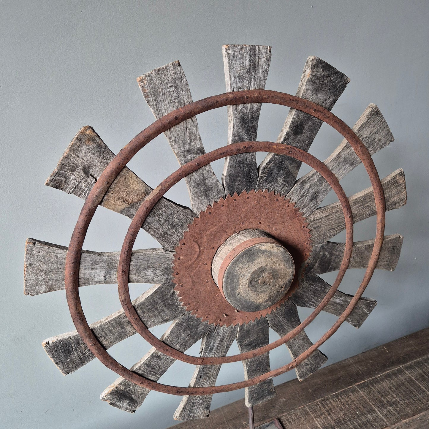 Uniek oud houten spinnewiel op statief nr. 2