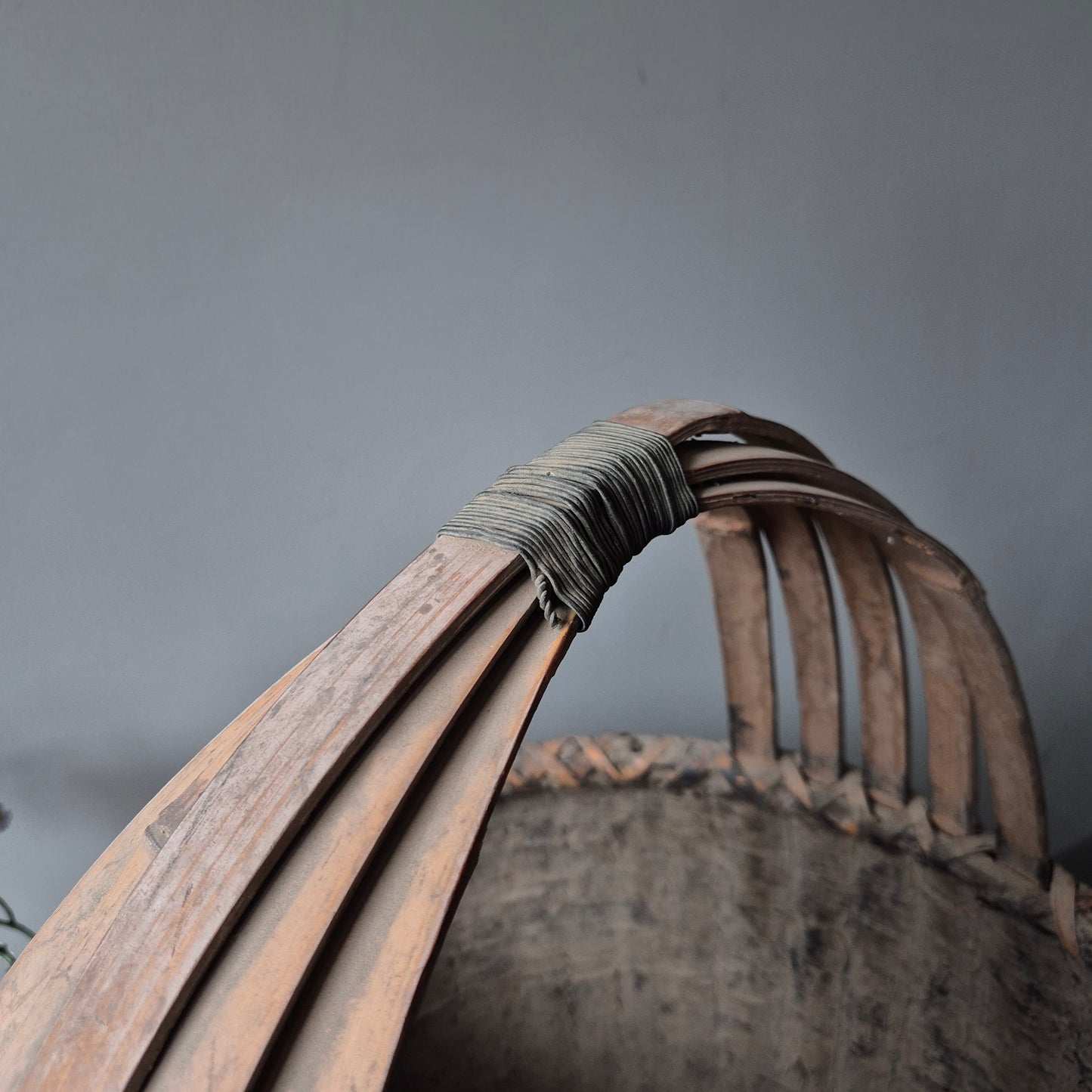 Uniek oude Chinese plukmand met hengsel