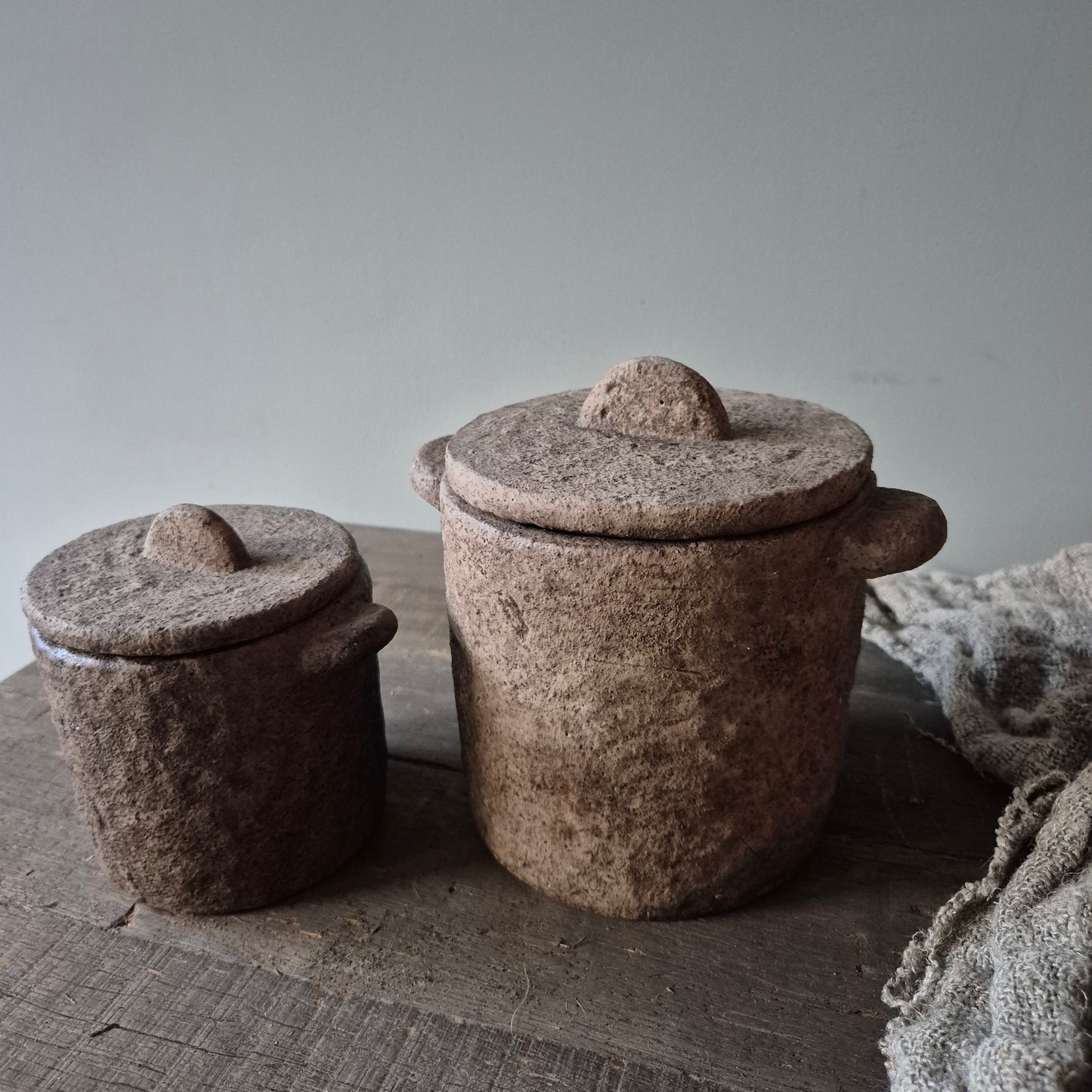 Stenen pot met deksel bruin S