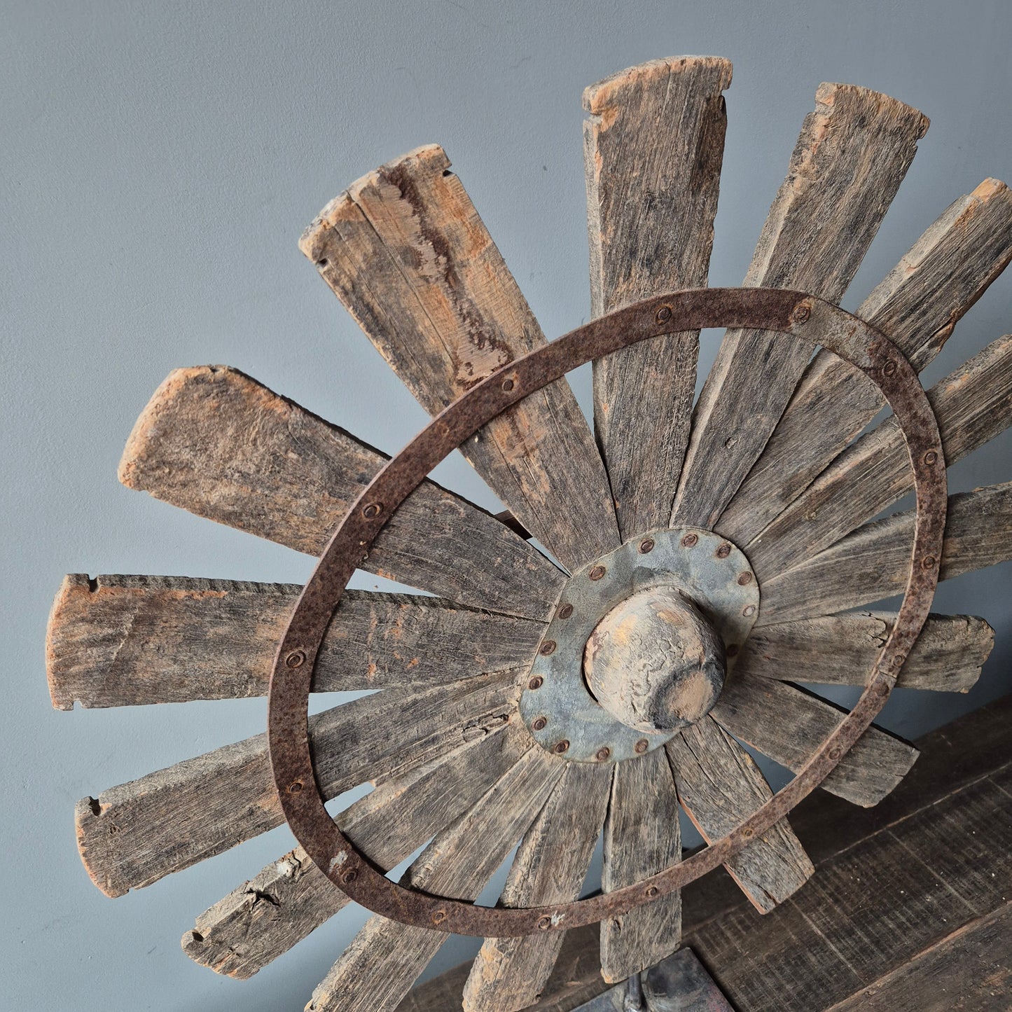 Uniek oud houten spinnewiel op statief nr. 1