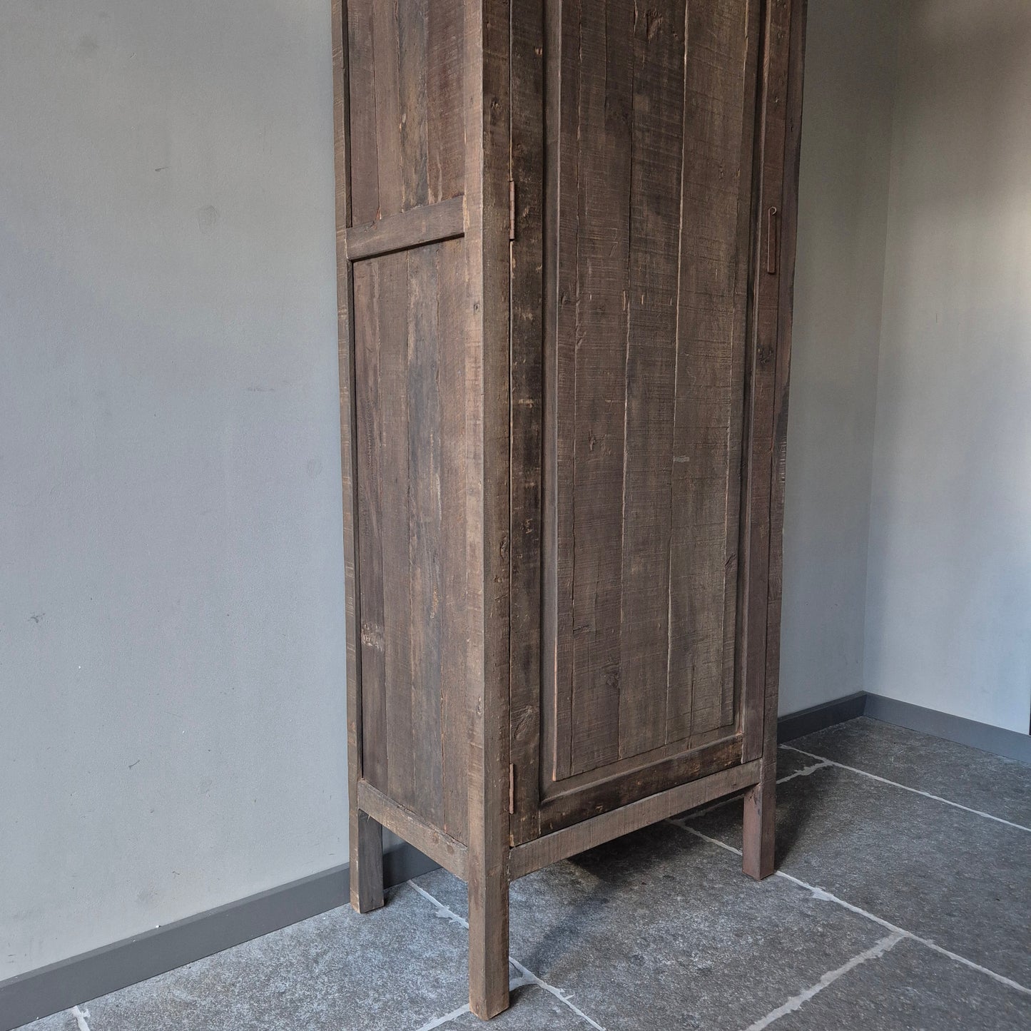 Hoge eendeurs kast lungo driftwood