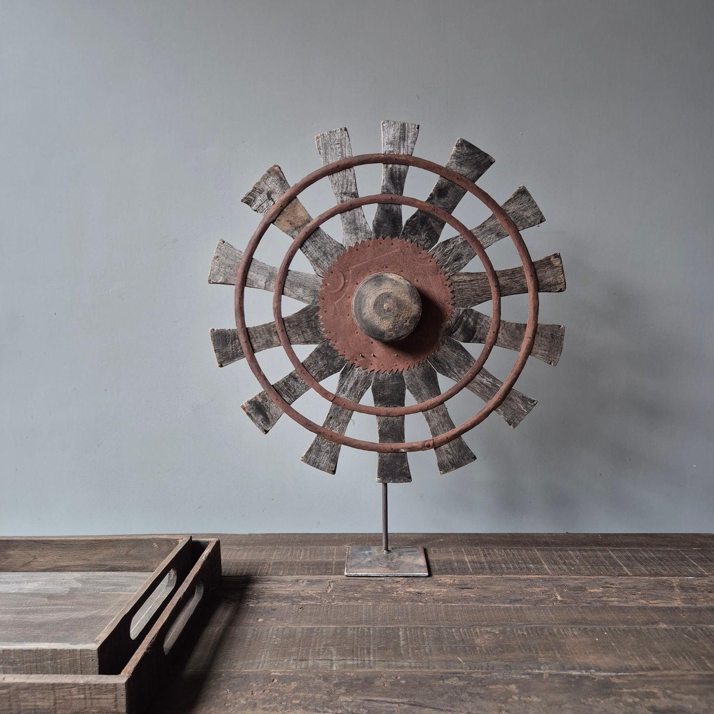 Uniek oud houten spinnewiel op statief nr. 2