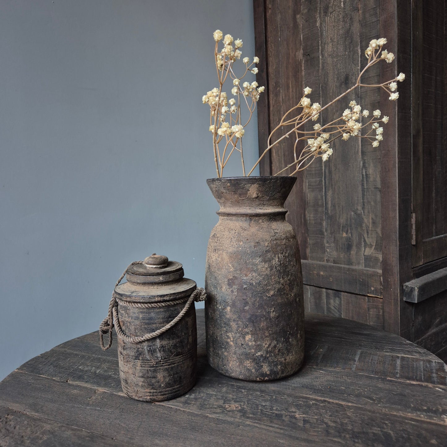 Oud houten kruik met deksel nr. 114 (links)