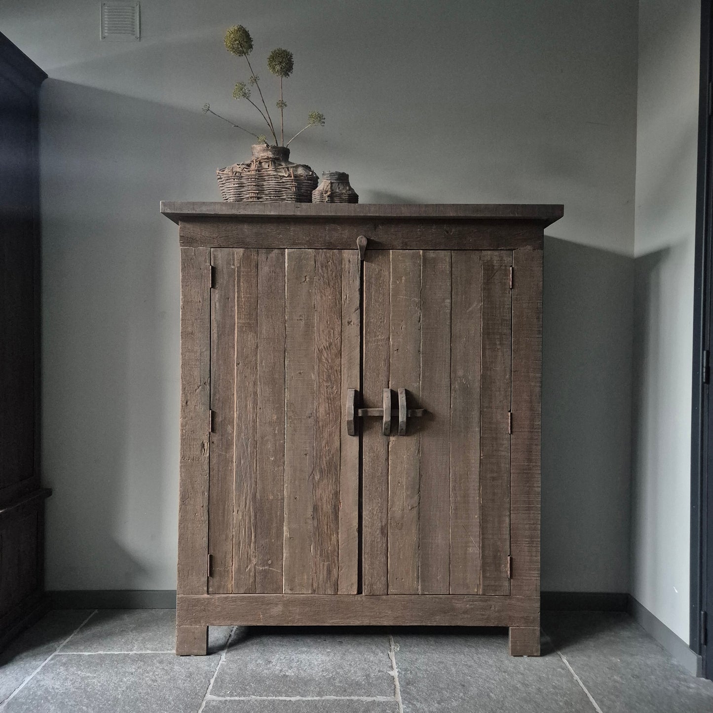 Landelijke meidenkast | schuifslot | Besa Driftwood