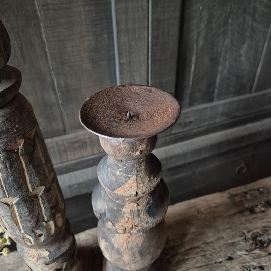 Uniek oud houten kandelaar nr. 19 (rechts)