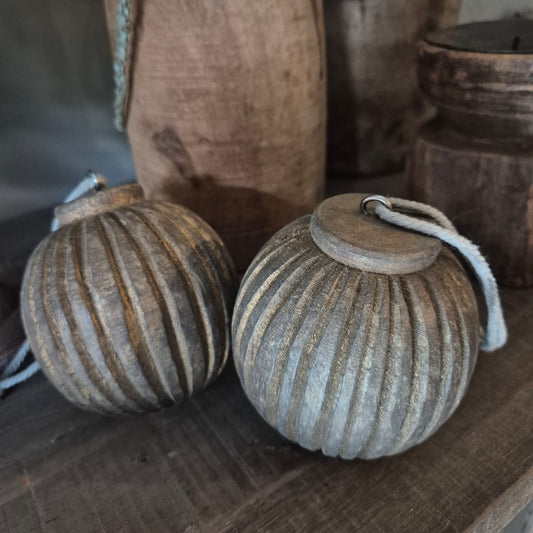 Houten bol aan touw