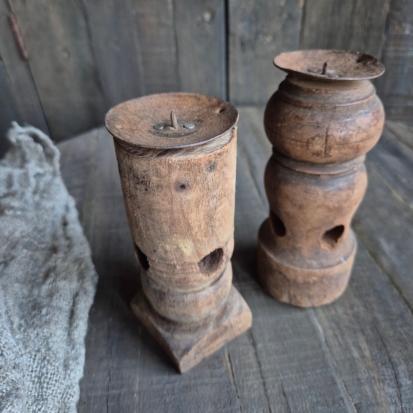 Oud houten kandelaar nr. 32 (links)