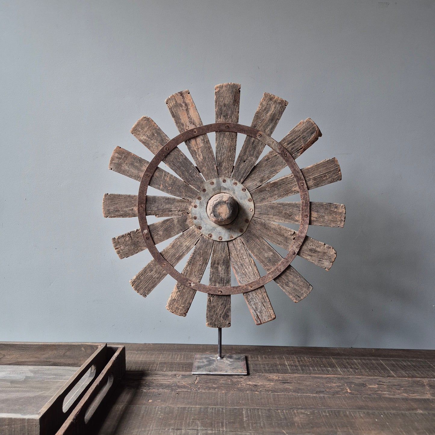 Uniek oud houten spinnewiel op statief nr. 1