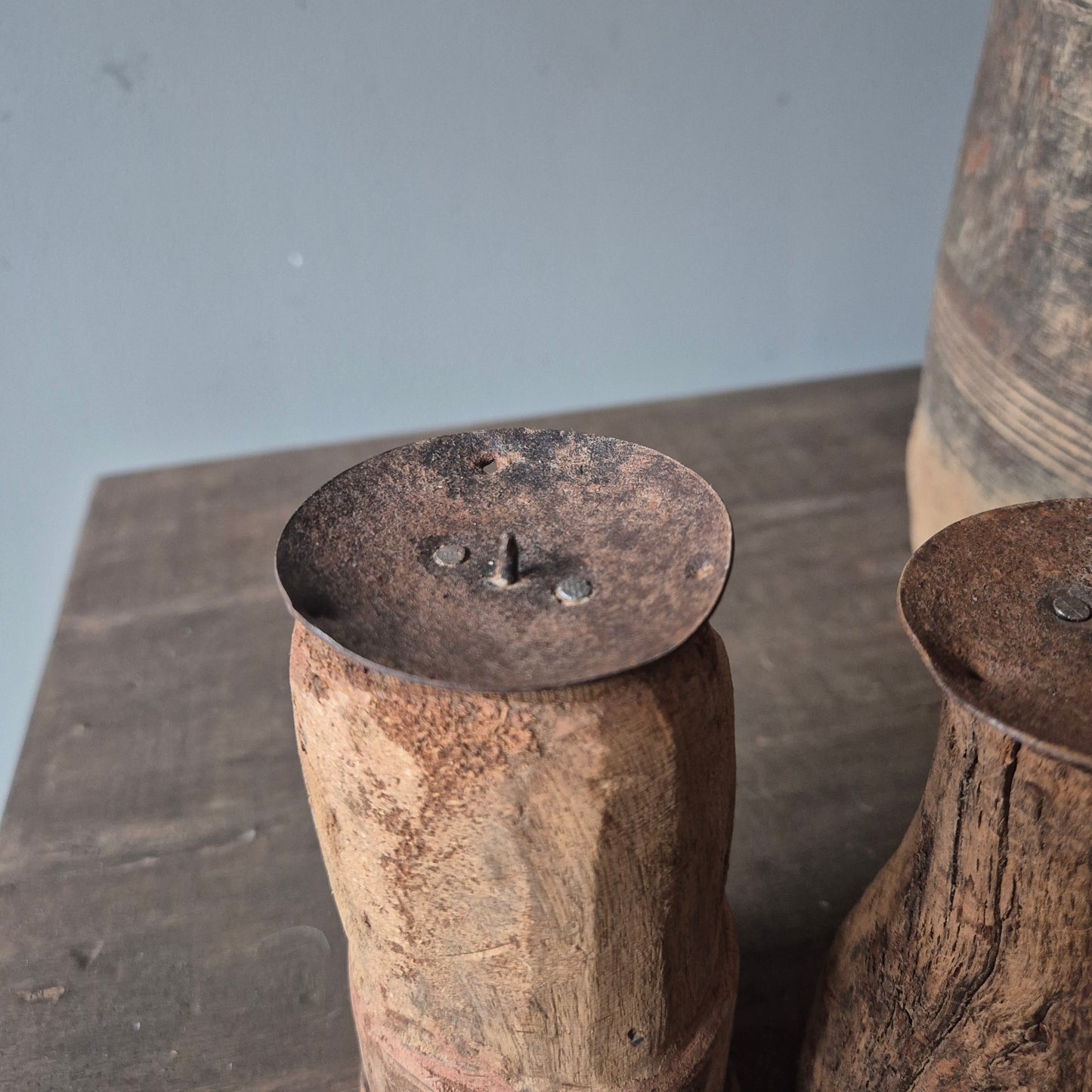 Oud houten kandelaar nr. 39 (links)