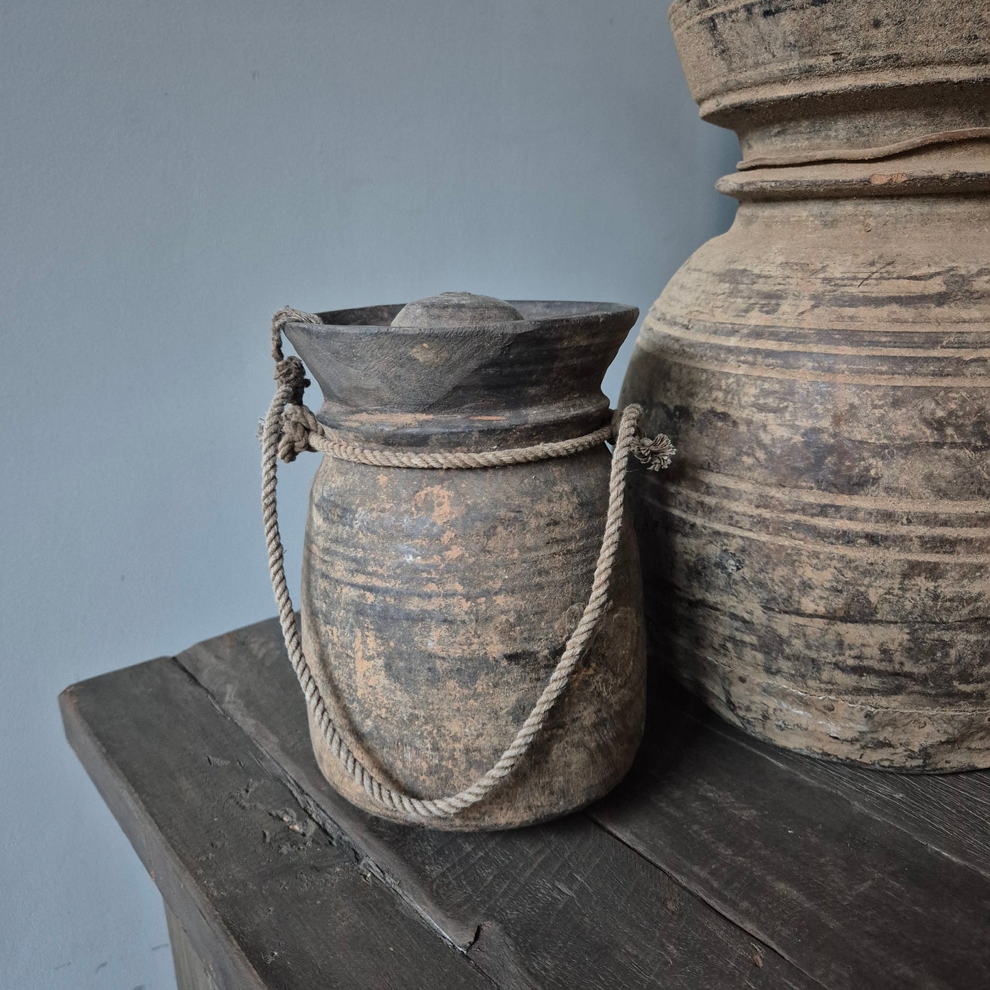 Oud houten kruik met deksel nr. 129 (links)