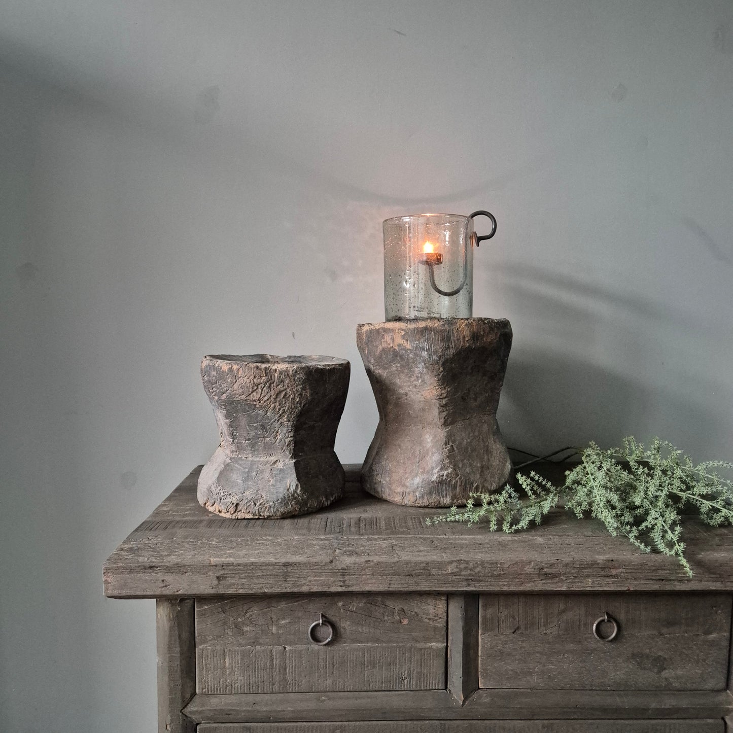 Uniek oud houten vijzel nr. 12 (rechts)