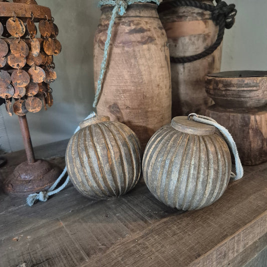 Houten bol aan touw