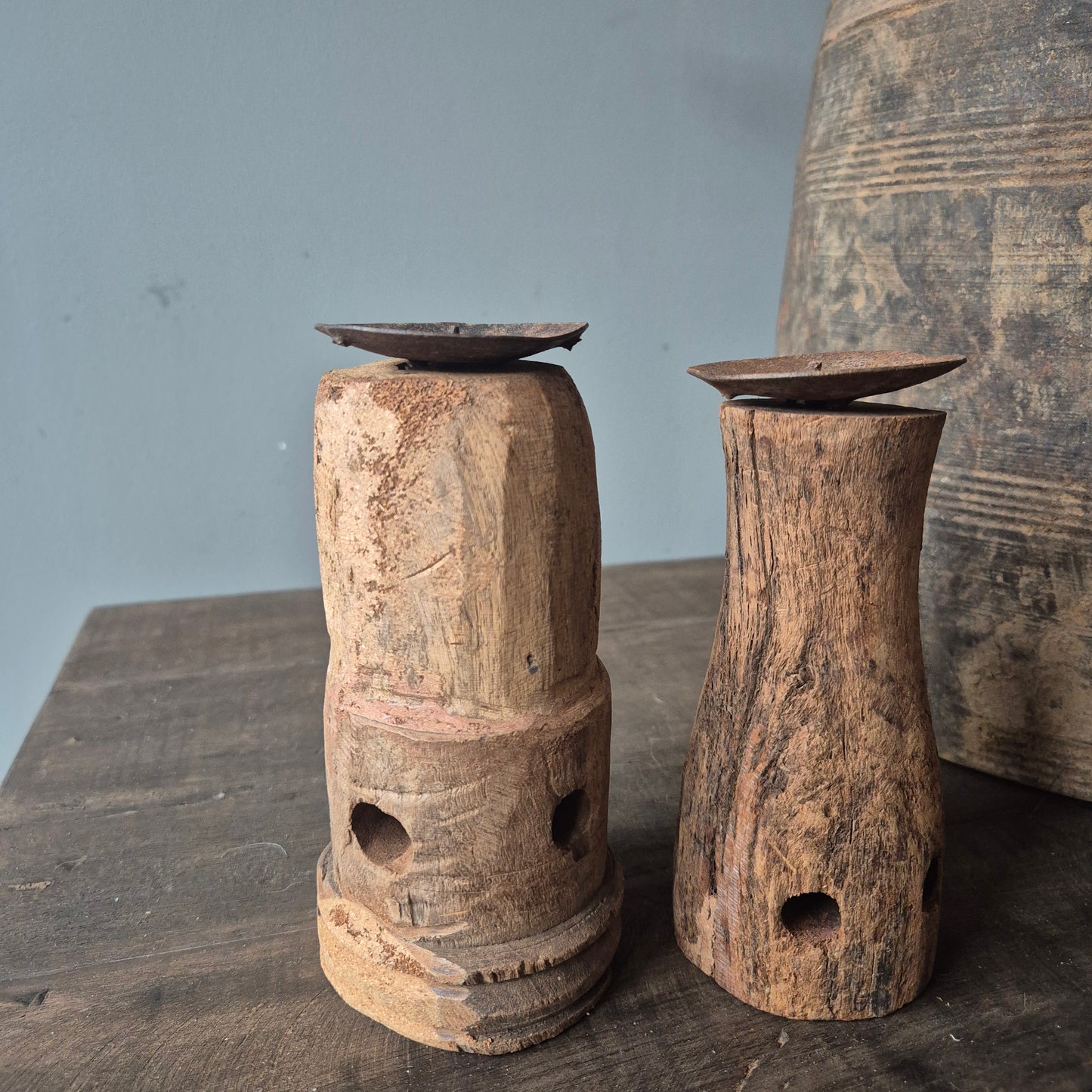 Oud houten kandelaar nr. 39 (links)