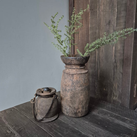 Oud houten kruik met deksel nr. 132 (links)