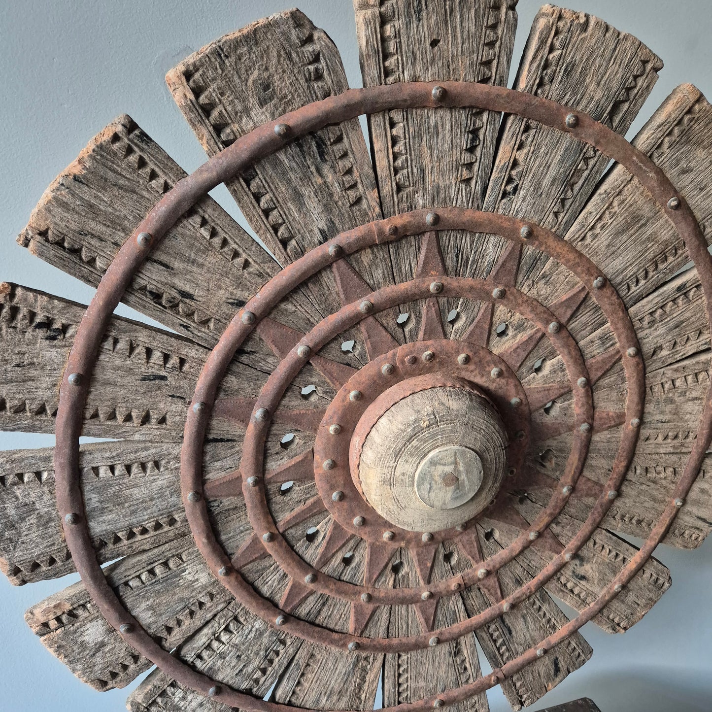 Uniek oud houten spinnewiel op statief nr. 3