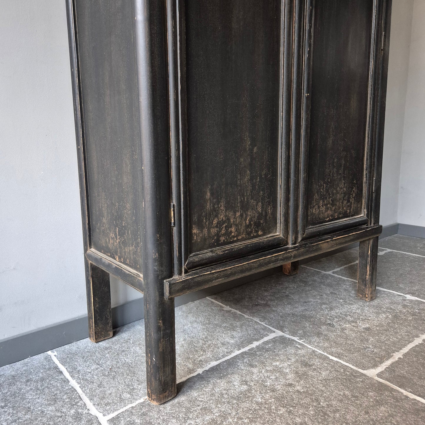 Hoge kast met slot | China black