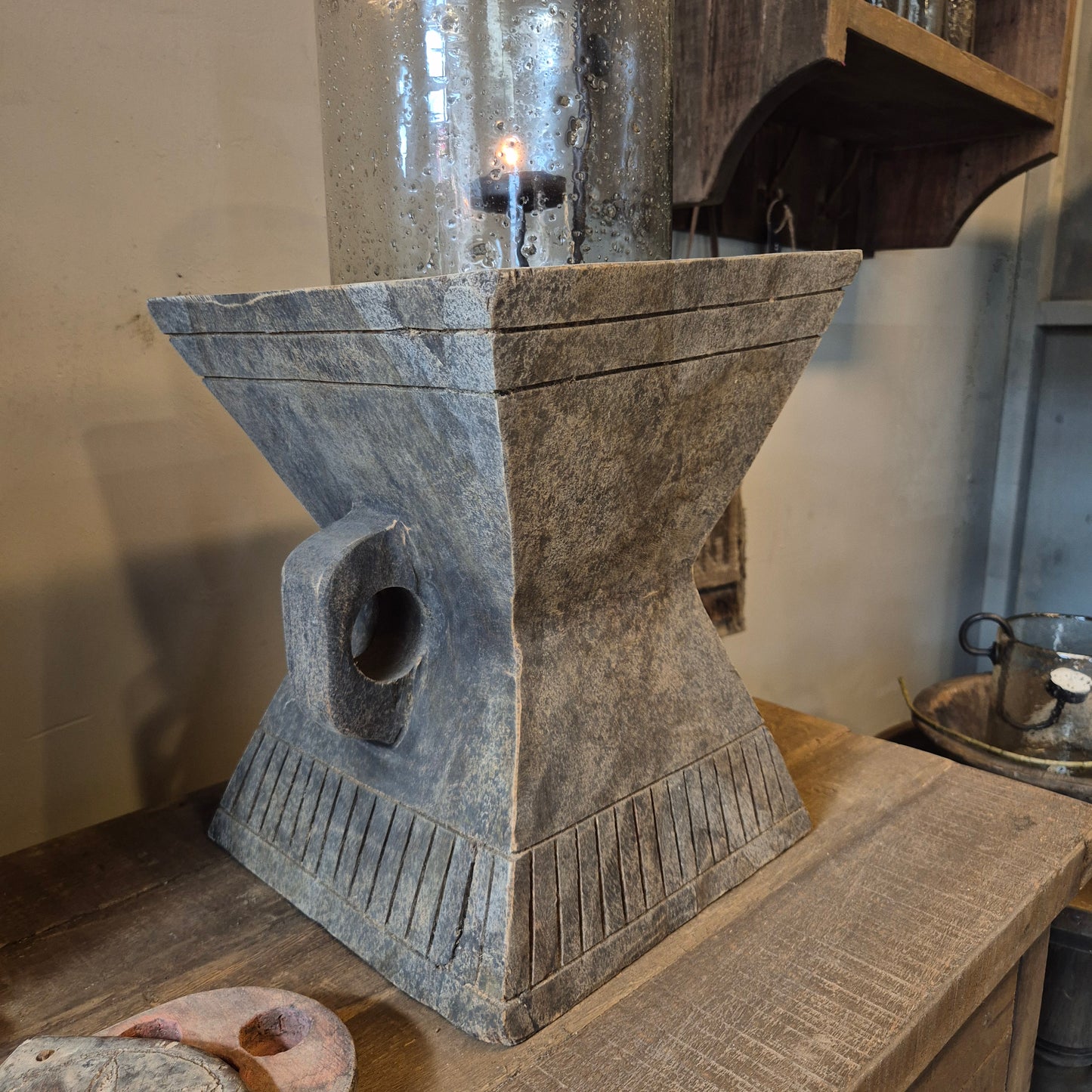 Oud houten vijzel met oren