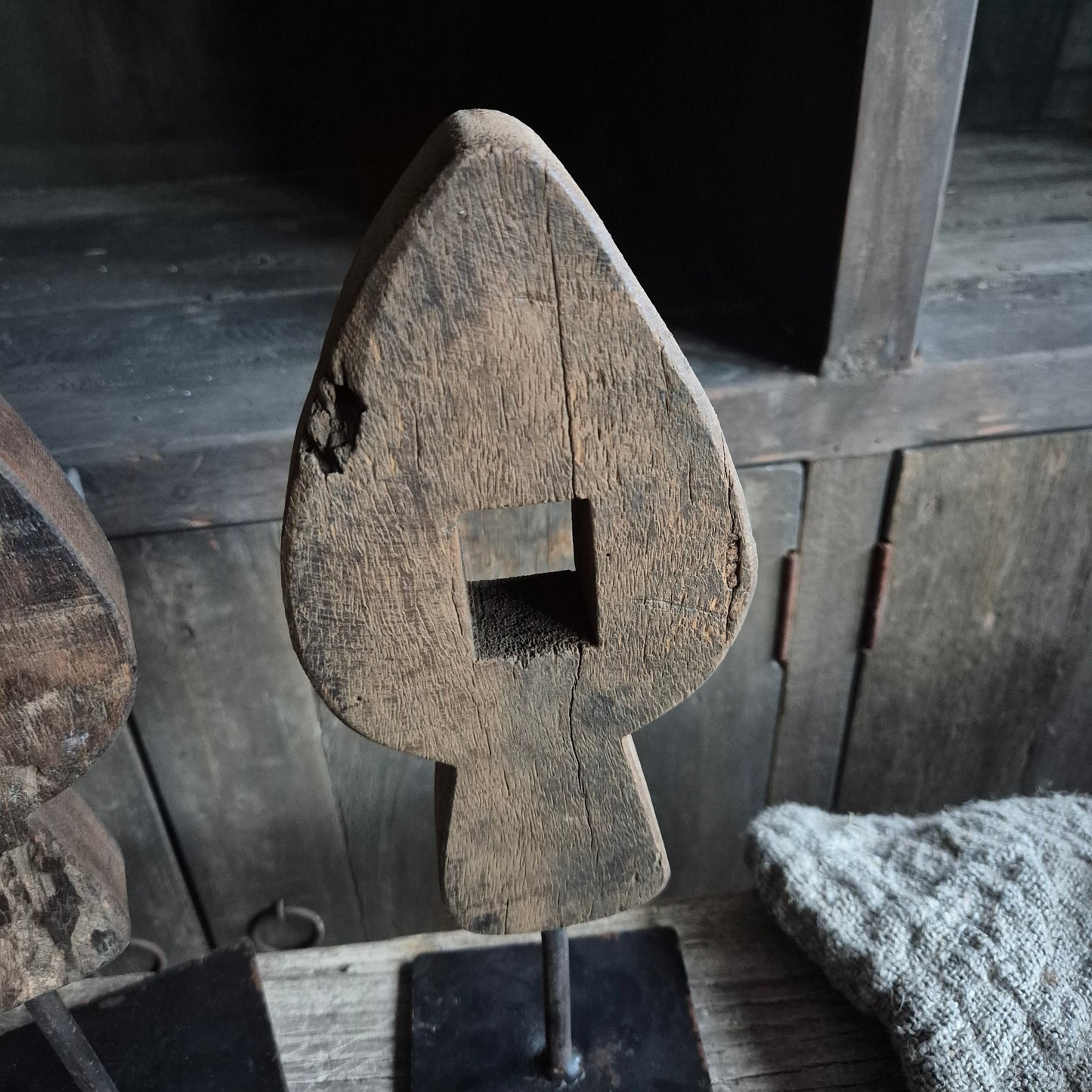 Uniek houten ornament op statief