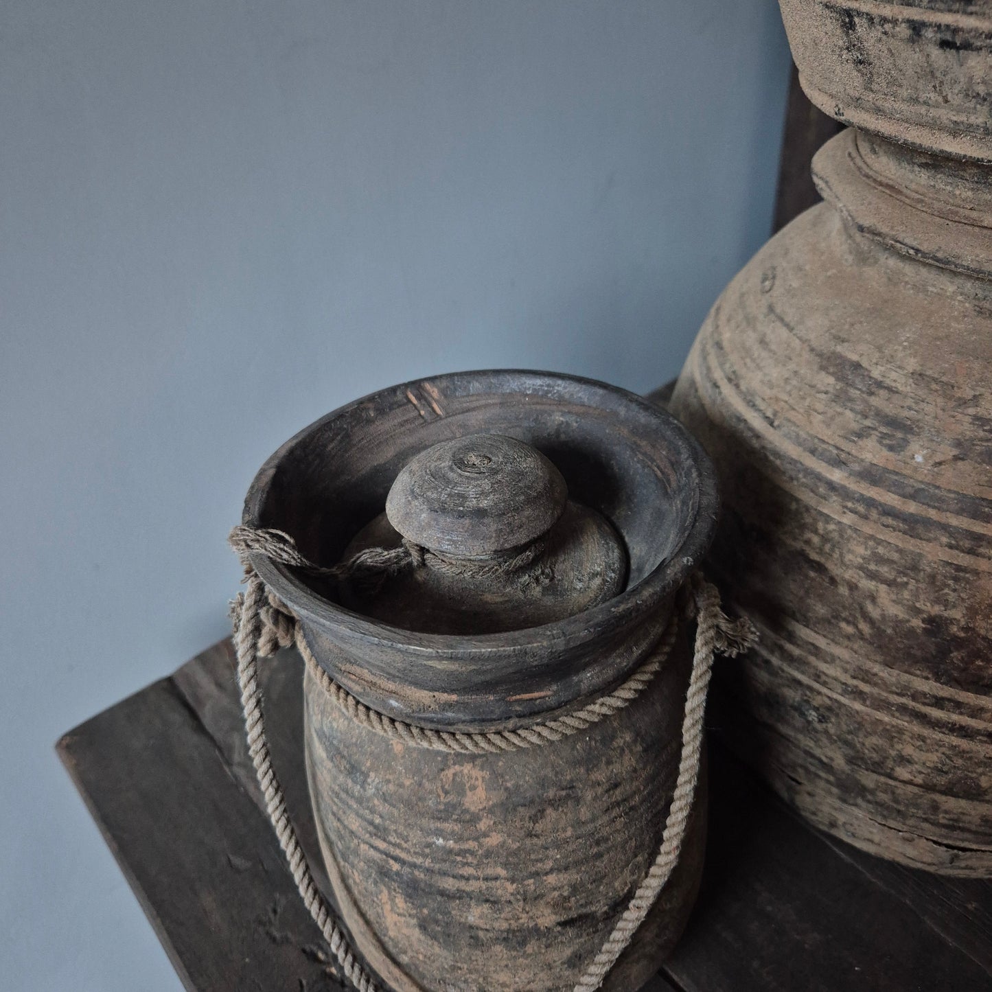 Oud houten kruik met deksel nr. 129 (links)