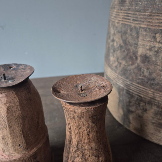 Oud houten kandelaar nr. 38 (rechts)