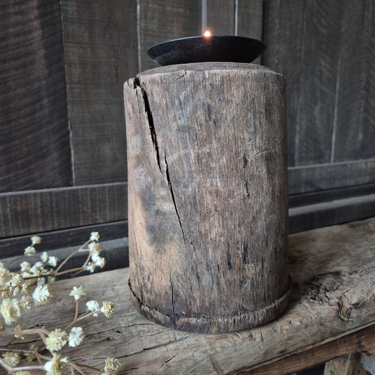 Uniek oud houten kandelaar nr. 16