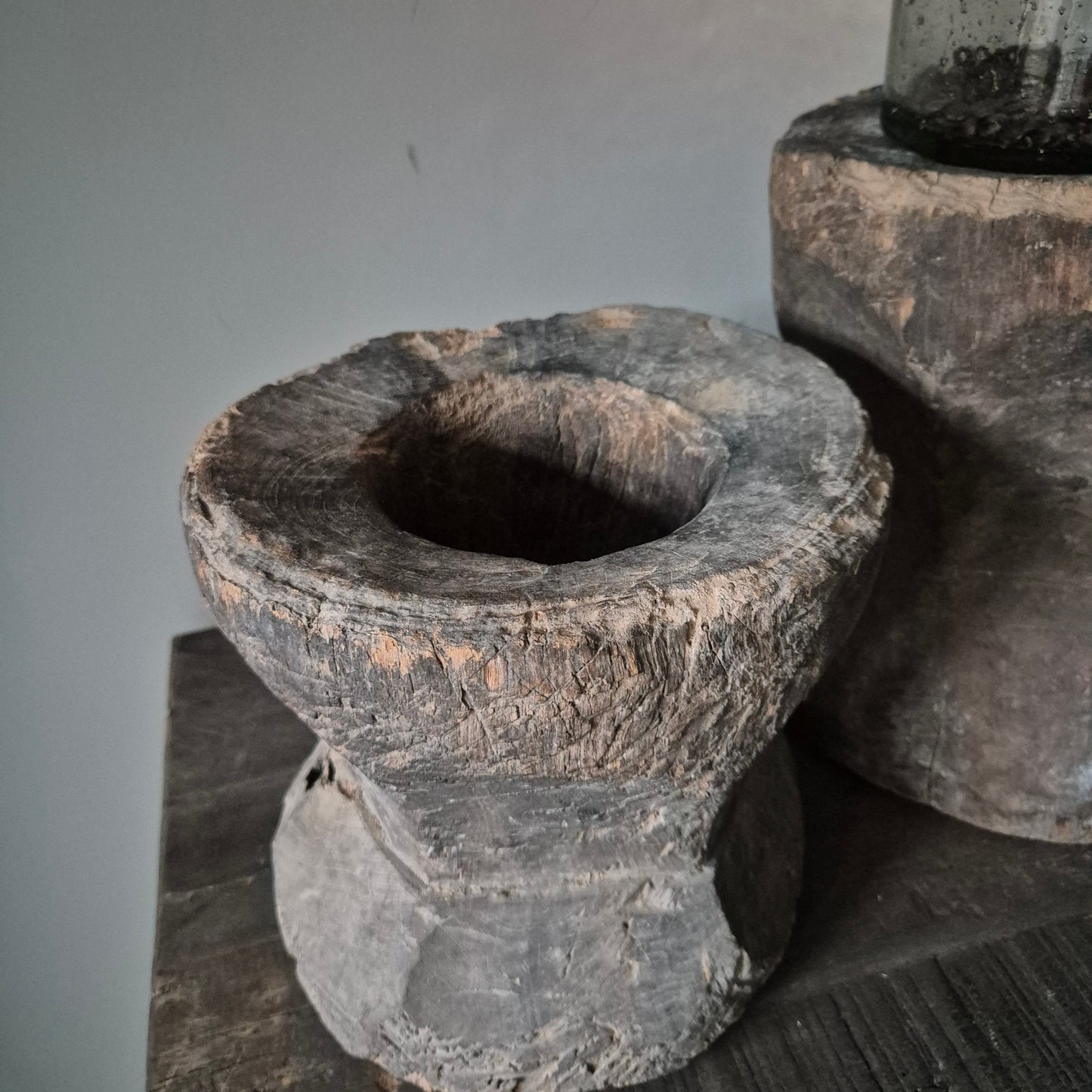 Uniek oud houten vijzel nr. 13 (links)