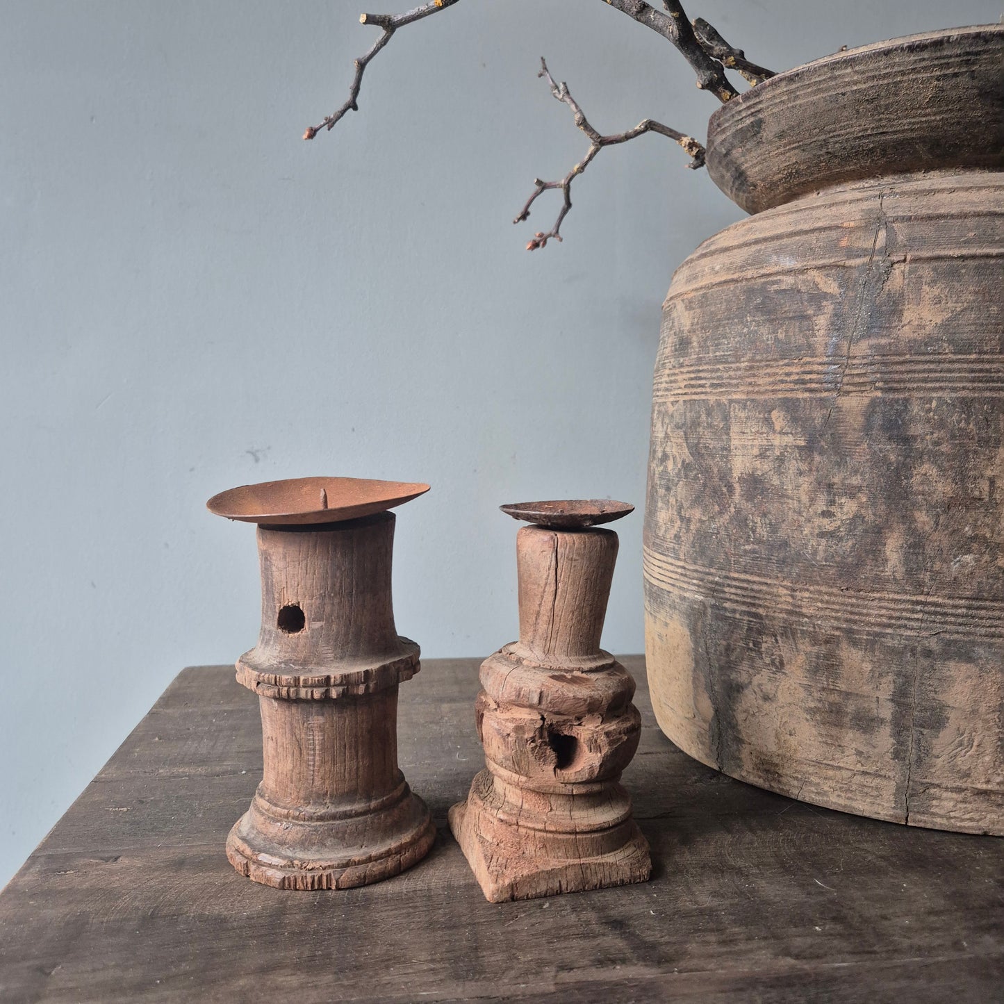 Oud houten kandelaar nr. 30 (rechts)