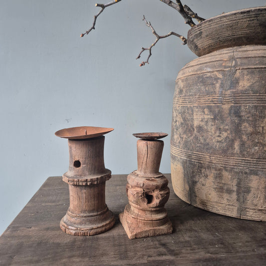 Oud houten kandelaar nr. 30 (rechts)