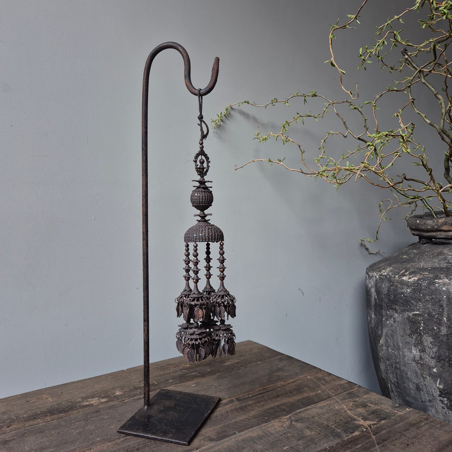 Ijzeren statief met hanger rond