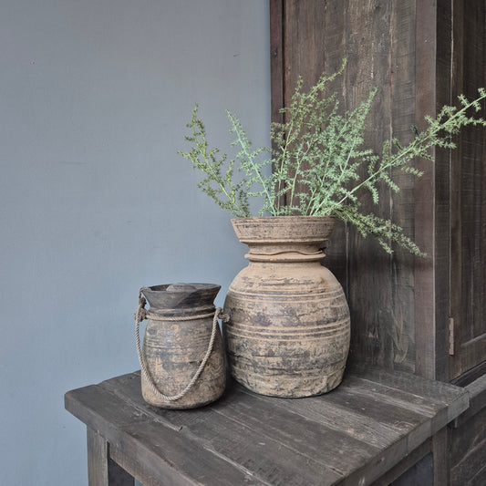 Oud houten kruik met deksel nr. 129 (links)