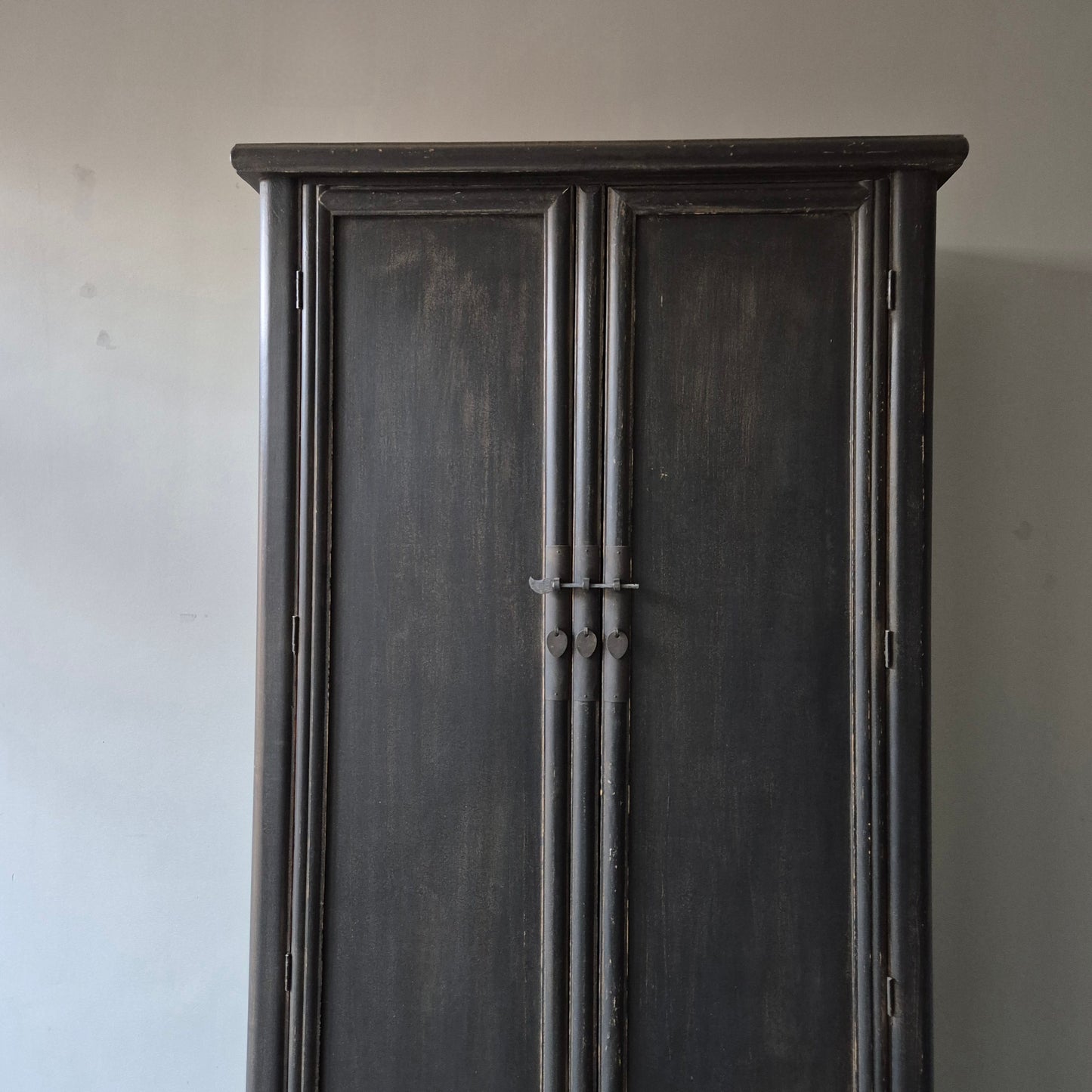 Hoge kast met slot | China black