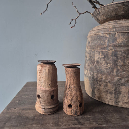 Oud houten kandelaar nr. 38 (rechts)