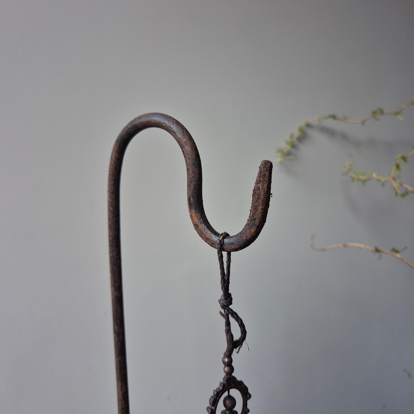 Ijzeren statief met hanger rond