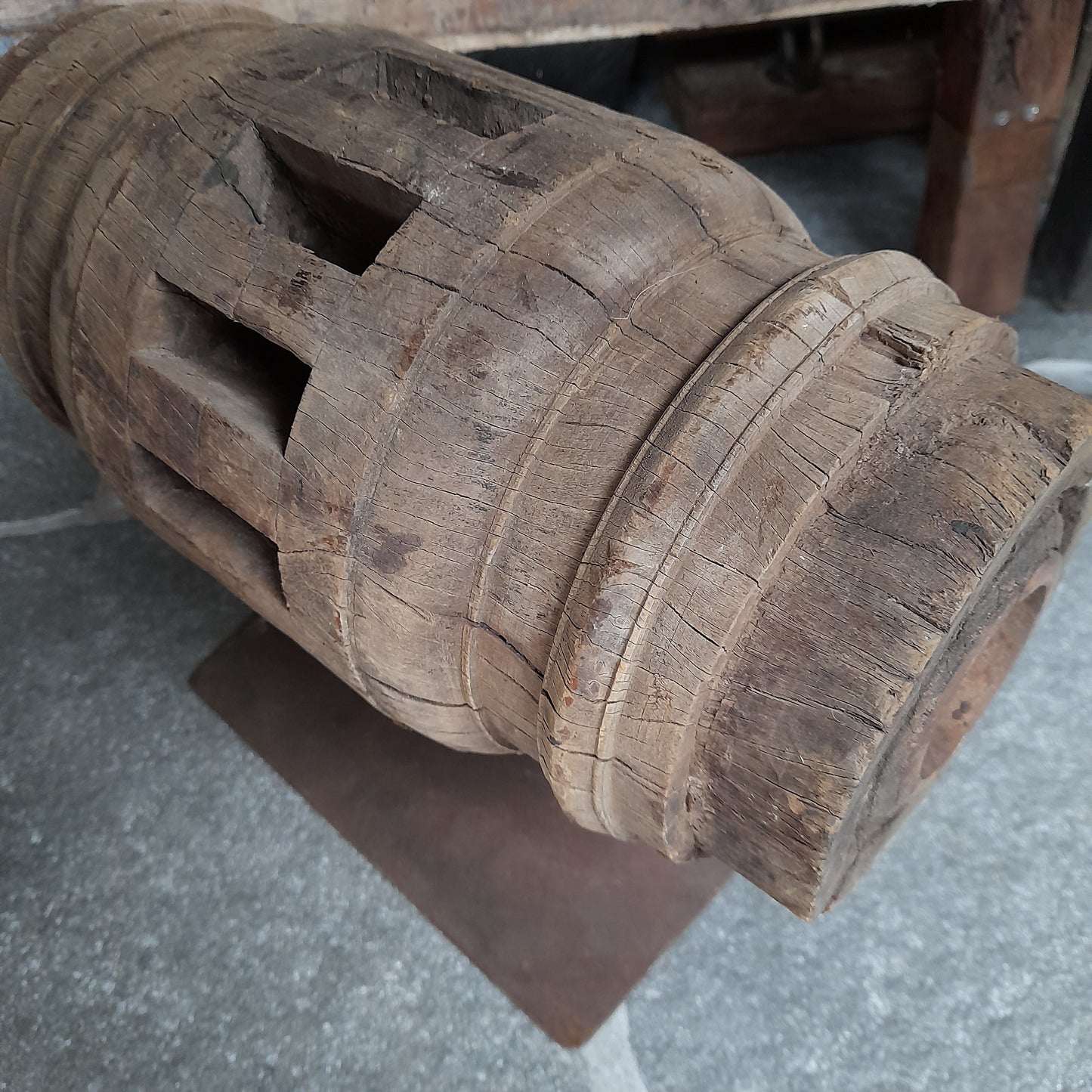 Oud houten wiel op standaard nr. 3