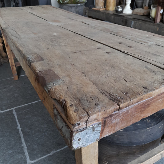 Oud houten markttafel