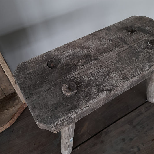 Uniek oud houten tafelkrukje