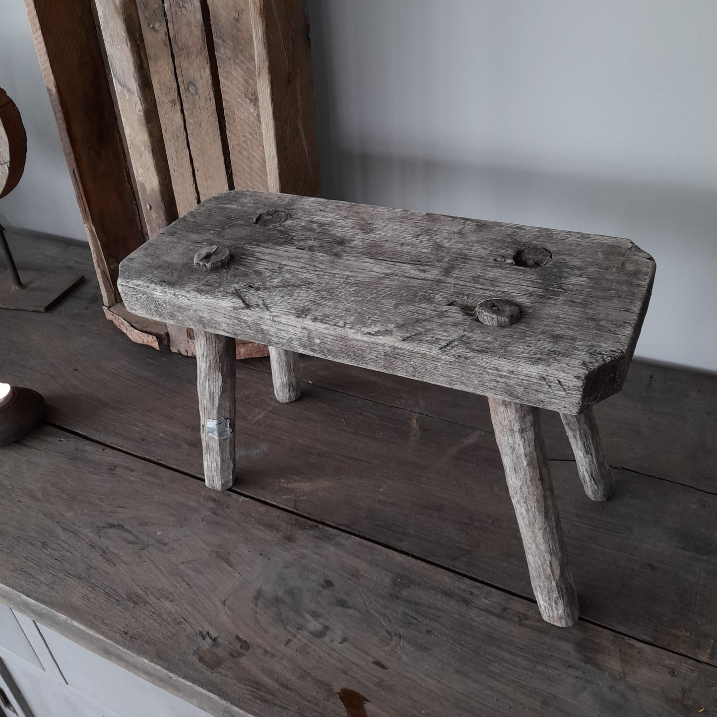 Uniek oud houten tafelkrukje