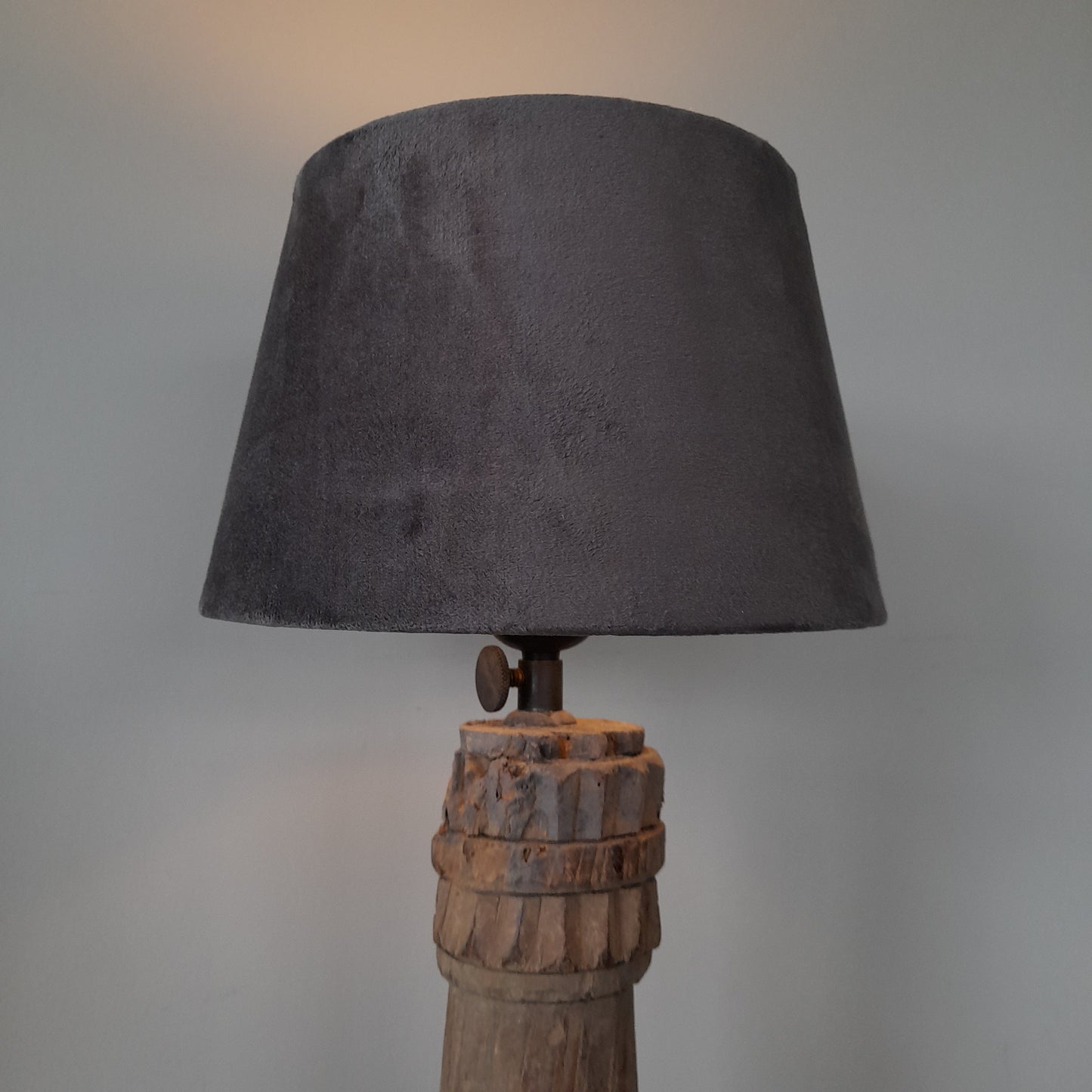 Oud houten baluster lamp incl. kap