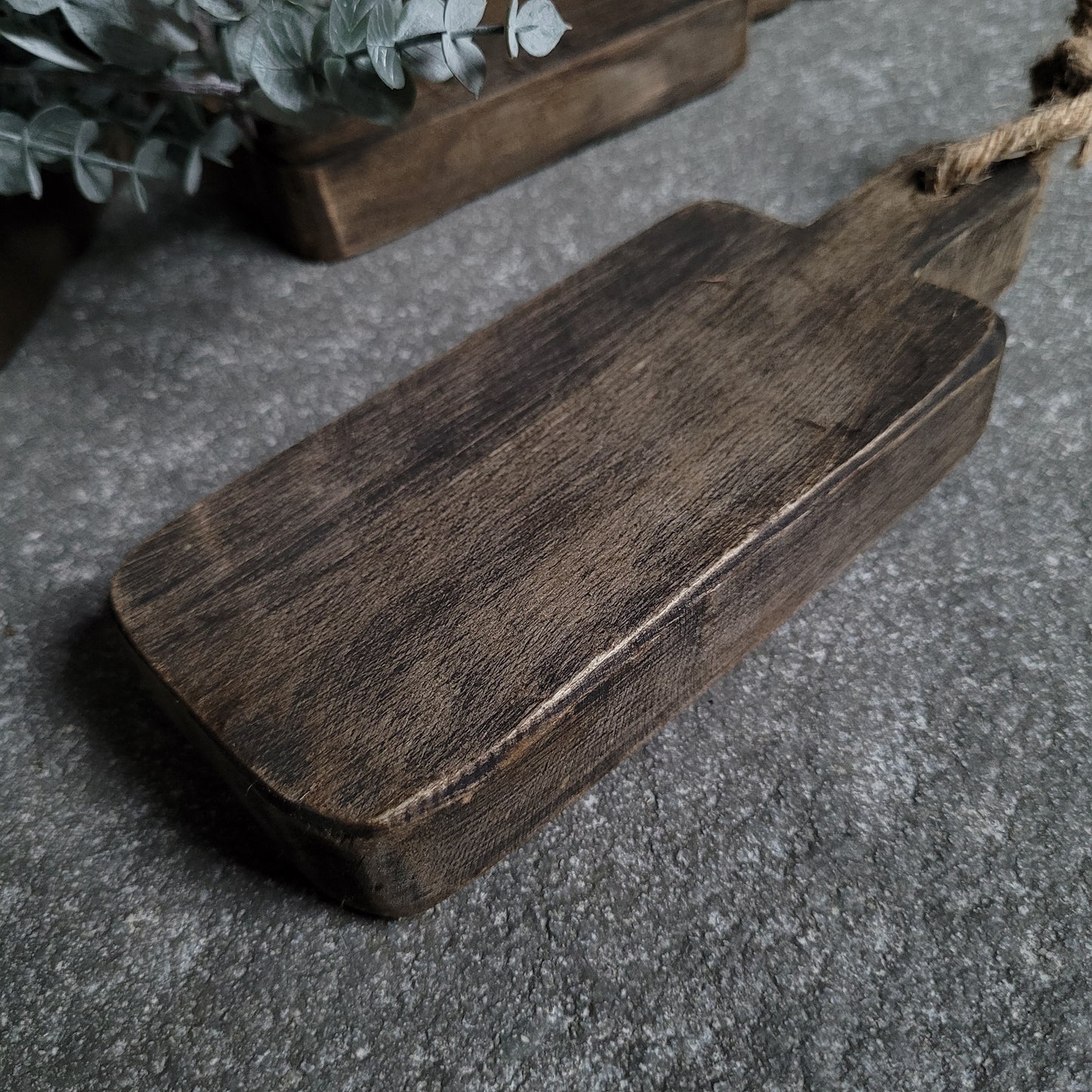 Oud houten plankje met touw